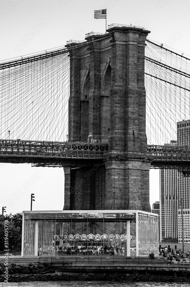 Fototapeta premium Brooklyn Bridge mit Jane's Carousel