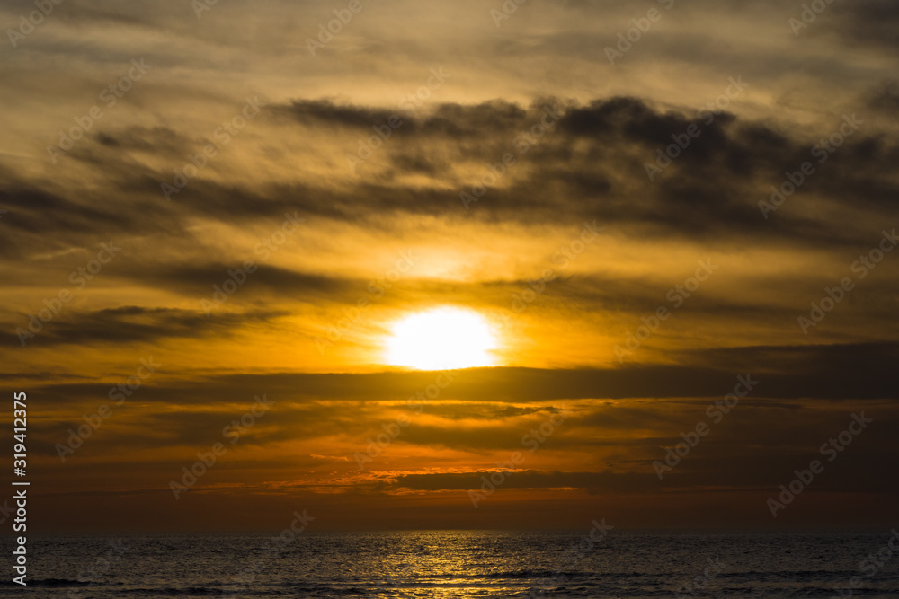 Dramatischer Sonnenuntergang über Nordsee