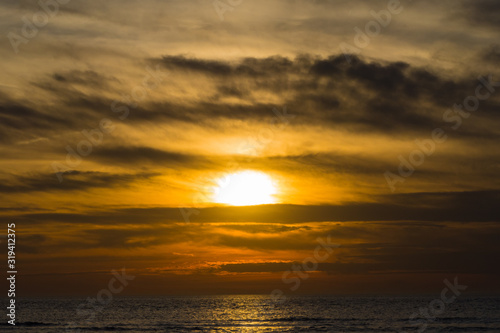 Dramatischer Sonnenuntergang   ber Nordsee