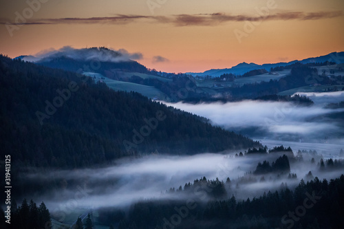 Morgennebel im Tal - Die Zentraschweiz bei Sonnenaufgang © EinBlick