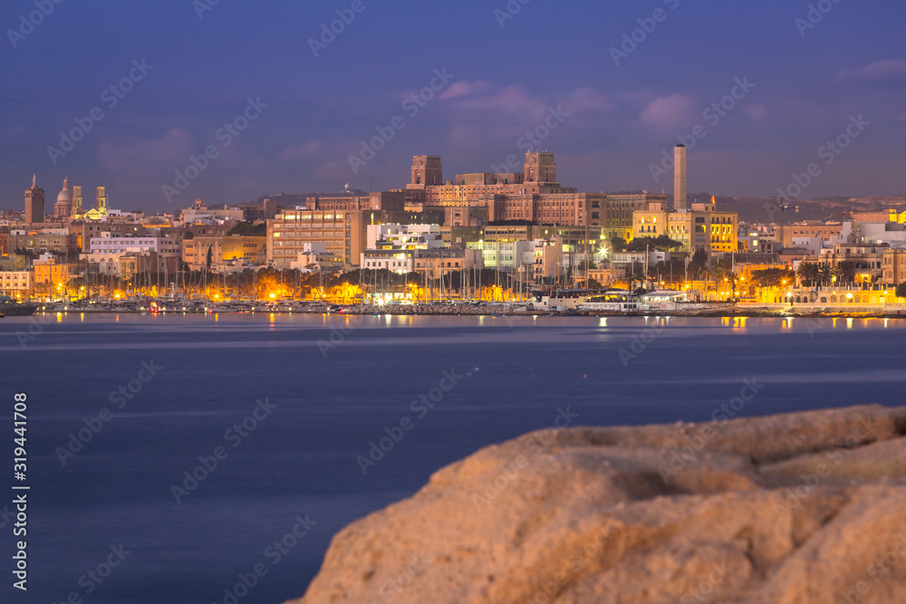 Obraz premium Coastline of Malta and the architecture of Sliema at dawn