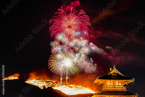 朱雀門から鑑賞する若草山焼きと花火