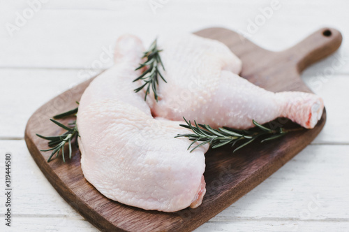 Photographie fresh raw chicken leg fillet on wooden cutting board background - chicken meat w