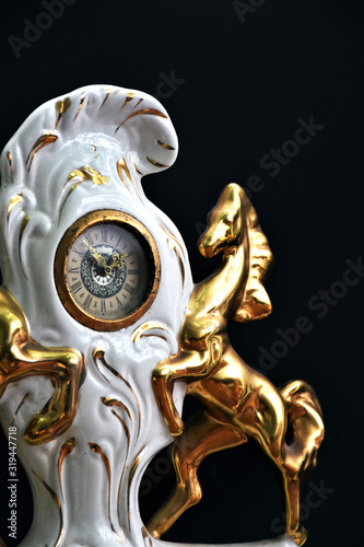 Fototapeta Naklejka Na Ścianę i Meble -  golden horses clock