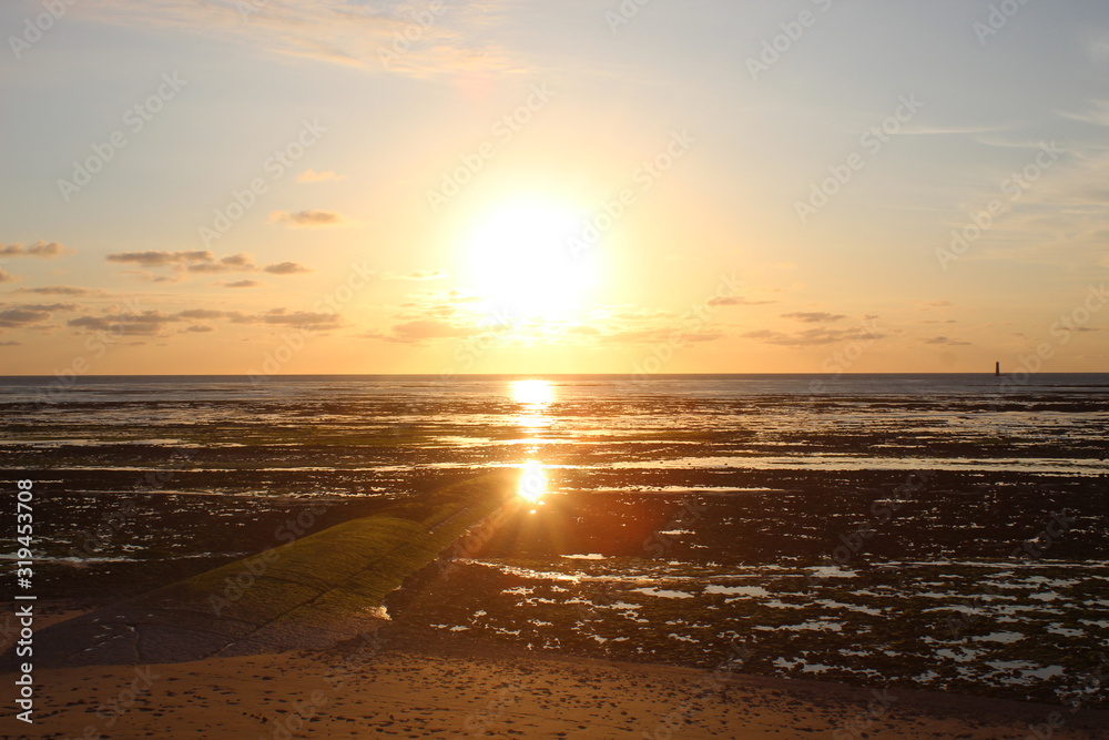 Coucher de soleil sur la plage du Phare des Baleines a l'Ile de Re
