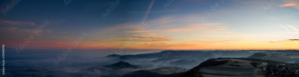 Morgendlichter Nebel im Tal