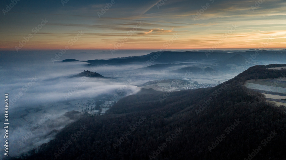 Nebel bei Sonnenaufgang im Tal