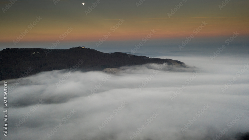 Nebel im Tal bei Sonnenaufgang