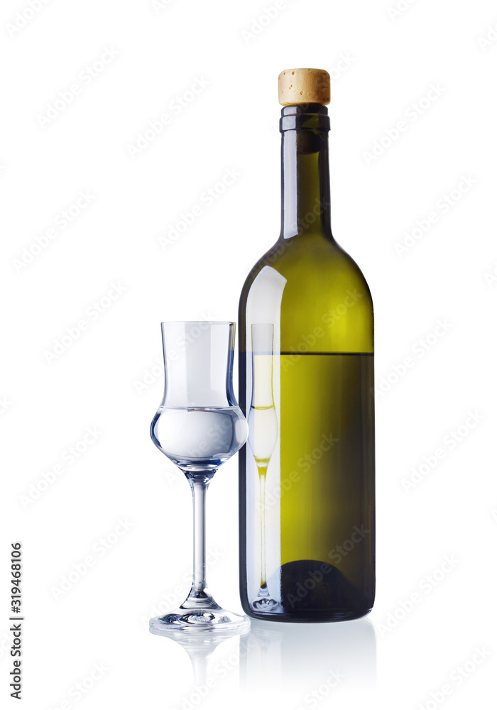 ein Glas und eine Flasche mit Grappa ein Glas und eine Flasche mit Grappa