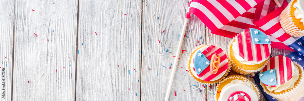 Obraz premium Independence Day July 4 congratulations background. Veterans Day. American Constitution holiday. USA American tradition greeting card. Patriotic home cupcakes with americas symbols decor
