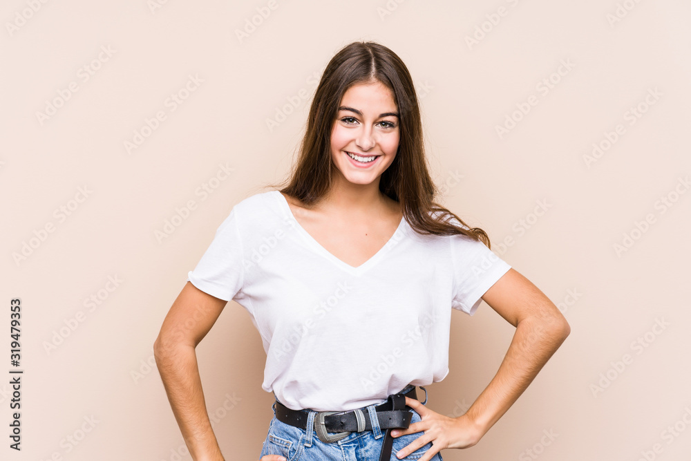 Obraz premium Young caucasian woman posing isolated confident keeping hands on hips.