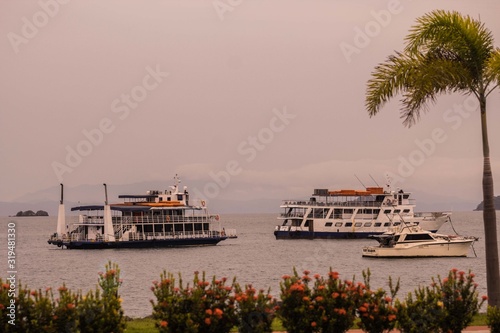  Barcos en la bahía en la hora dorada  photo