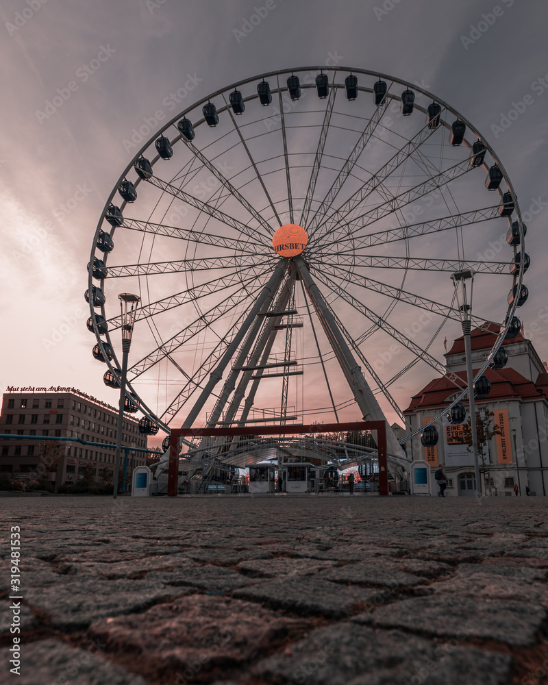Riesenrad im Sonnenuntergang in Dresden