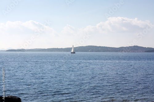 Obraz na płótnie Boat with white sail in Adriatic Sea. w salonie
