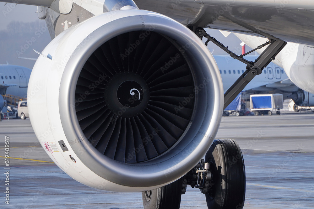 Fototapeta turbinowy silnik odrzutowy CFMI CFM56-5B samolot pasażerski airbus A320, na tle pasa startowego. łopatki turbin, lotnictwo cywilne, produkcja silników lotniczych