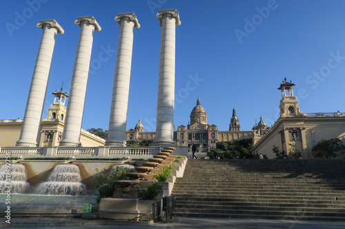 Barcelona, Spanien: Treppenaufgang mit Säulen zum Palau Nacional mit dem nationalen Kunstmuseum von Katalanien 