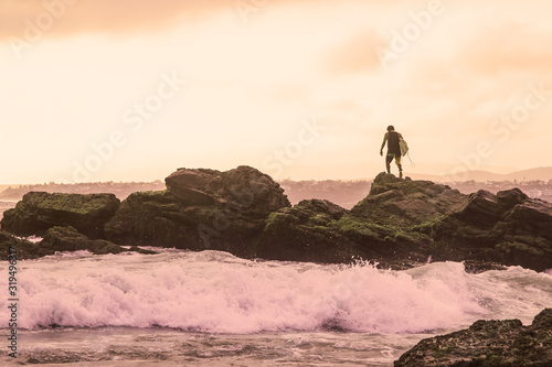 surfer en las rocas de Puerto Escondido, Oaxaca, Mexico