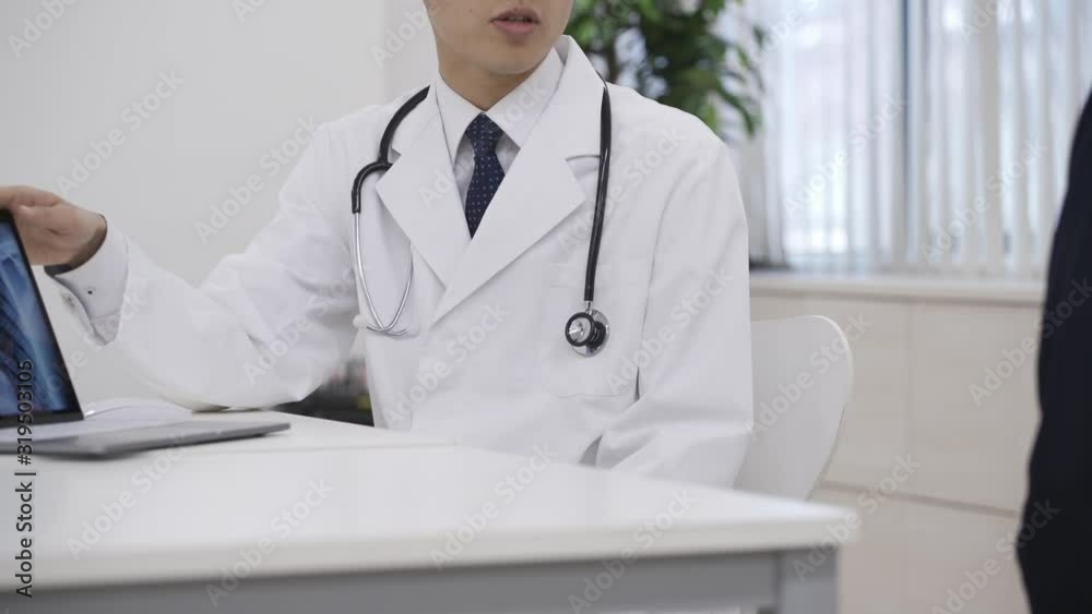 患者の診療をする医者 患者の診療をする医者