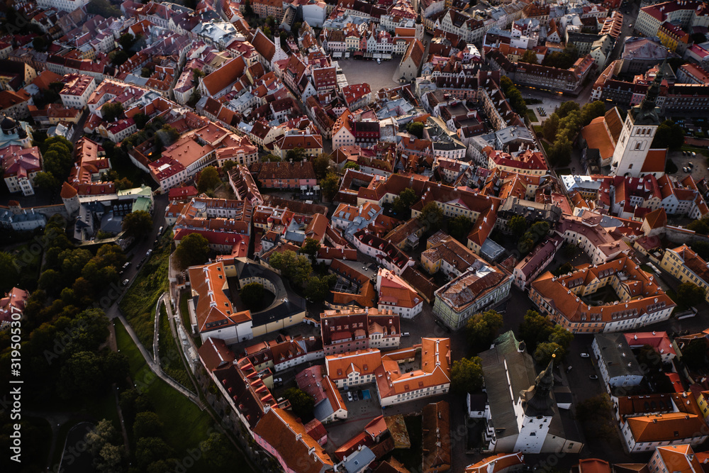 Obraz premium Old town city in Tallinn, Estonia. Northern Europe aerial view in early morning.