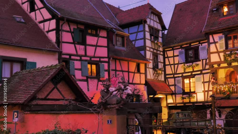 Conjunto de casas medievales entramadas por la noche con decoración navideña de colores