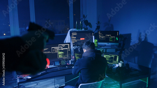 Φωτογραφία Close-up of hacker�s hands wearing handcuffs