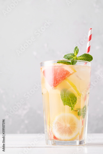 Obraz na płótnie Summer refreshing lemonade with mint on a light background