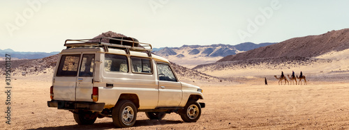 Foto Travelling by car in a stone desert of Egypt or safari on a SUV automobile