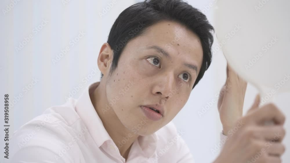 クリームを顔に塗る男性 クリームを顔に塗る男性