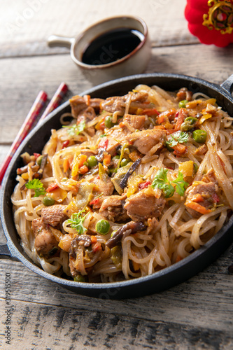 Chinese noodles with vegetables and chicken