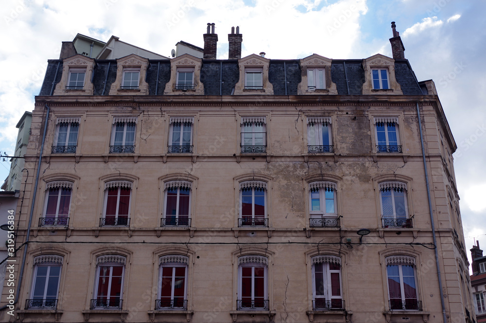 Fototapeta premium immeubles dans le quartier de Chateaucreux a Saint-Etienne