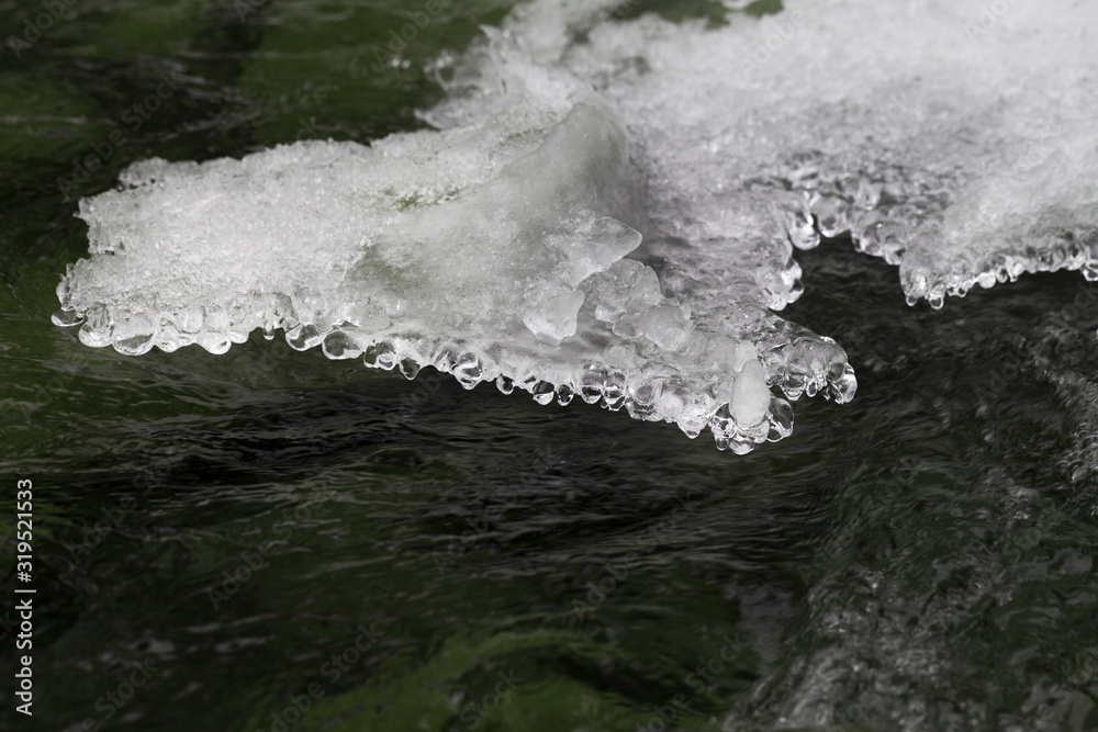 Obraz premium Mountain cold stream and figured ice crust in winter