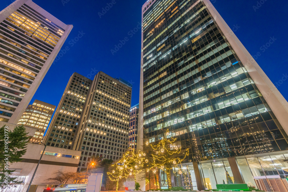 Obraz premium Cityscape Night. Evening illumination in Vancouver, Canada.