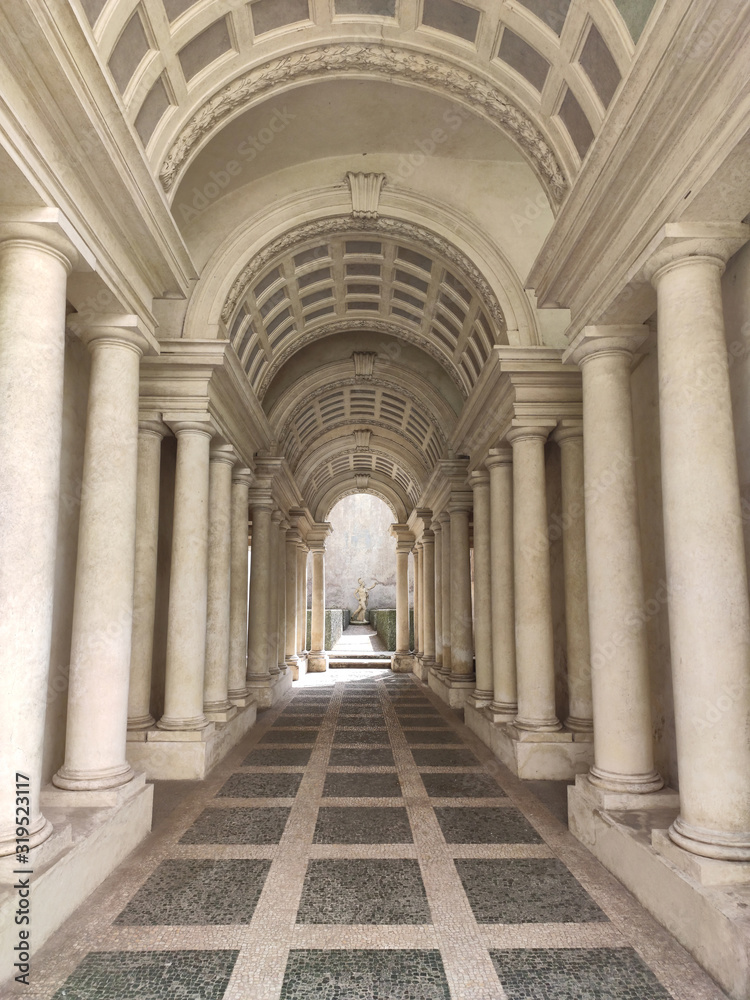 palacio spada com corredor de Barromini em perspectiva e suas colunas com ilusão de ótica 