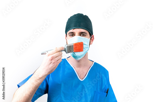 Chirurgo plastico si rifà le labbra e il viso photo