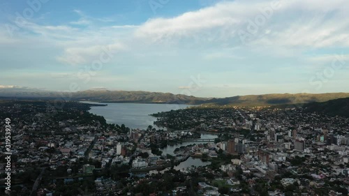 Vuelo en lo alto de la ciudad, con vista a la laguna.