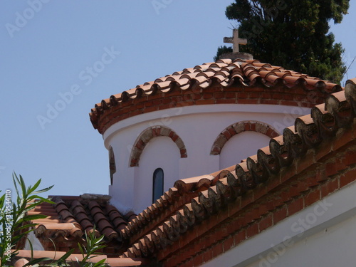 Foto View of the Church in the old town, old streets and houses of the city of Skopelos on the island of Skopelos, Greece