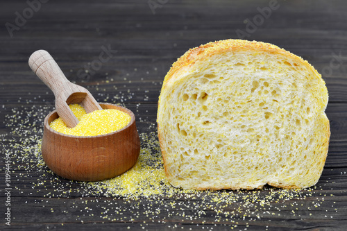 Photos Cornmeal bread on wooden background