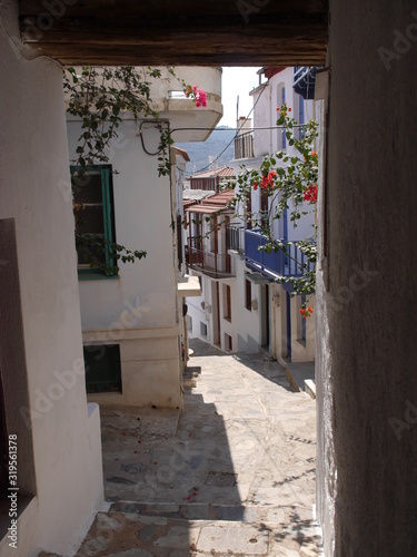 Fototapeta Naklejka Na Ścianę i Meble -  Walk through the streets of the old town of Skopelos, Greece