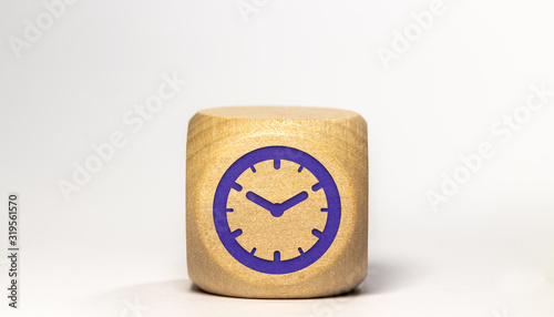 Icone croissance / économie gravé sur un cube en bois, isolé sur fond blanc - Horloge - Pendule