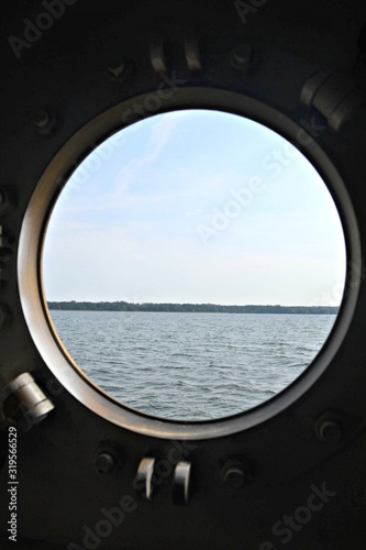 Widok przez okno na statku, Mazury, Polska