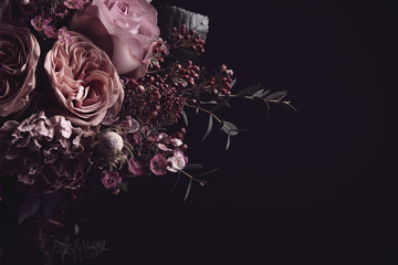 Papier peint photo Magasin de fleurs Bouquet vintage sur fond ténébreux  © New Africa