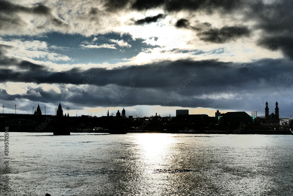 Panorama von Mainz am Rhein mit dunklen Regenwolken