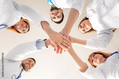 Team of doctors putting han...