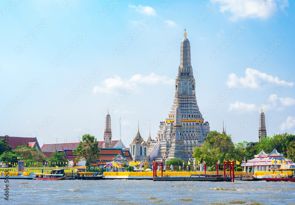 Obraz premium バンコク ワット・アルンとチャオプラヤー川