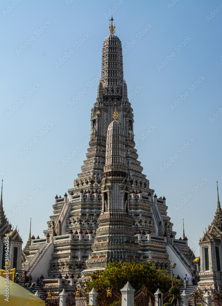 Fototapeta premium Wat Arun or Temple of Dawn is a beautiful Buddhist temple and landmarks of Bangkok in Thailand 