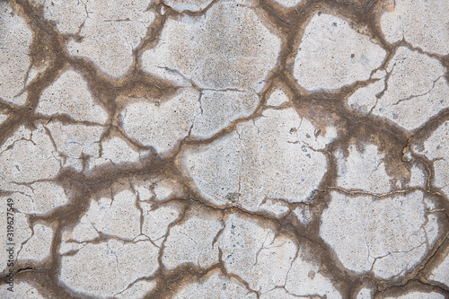 Fotografía Rough concrete wall with cracks. Abstract background.