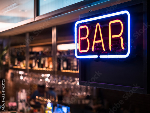 Foto Bar Neon sign with Blur counter bar background