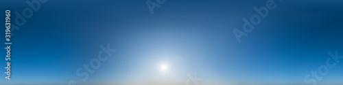  Nahtloses Panorama mit wolkenlosem, abendlichem Himmel 360-Grad-Ansicht mit Zenit zur Verwendung in 3D-Grafiken als Himmelskuppel oder zur Nachbearbeitung von Drohnenaufnahmen
