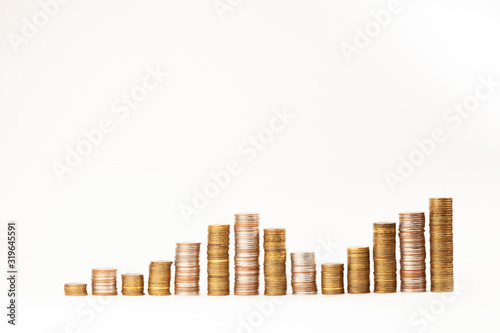 A chart of cash coins showing the change in income and financial wealth.