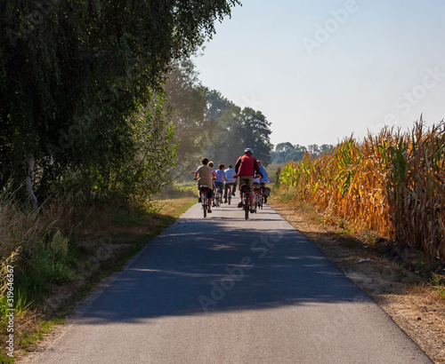 eine Menschengruppe fährt mit dem Fahrrad durch den Spreewald